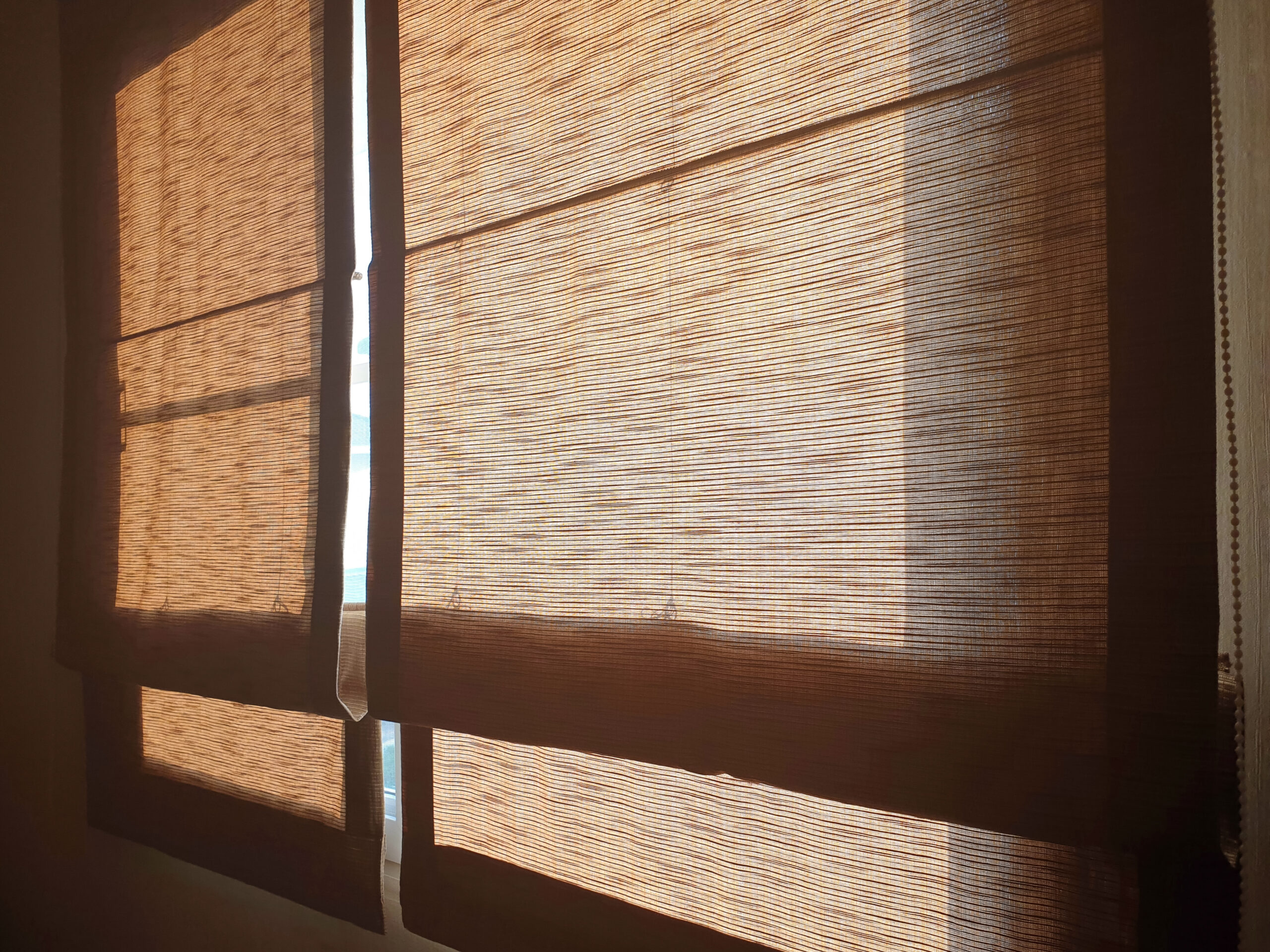 The double golden roman blinds helps prevent sunlight from entering the bedroom